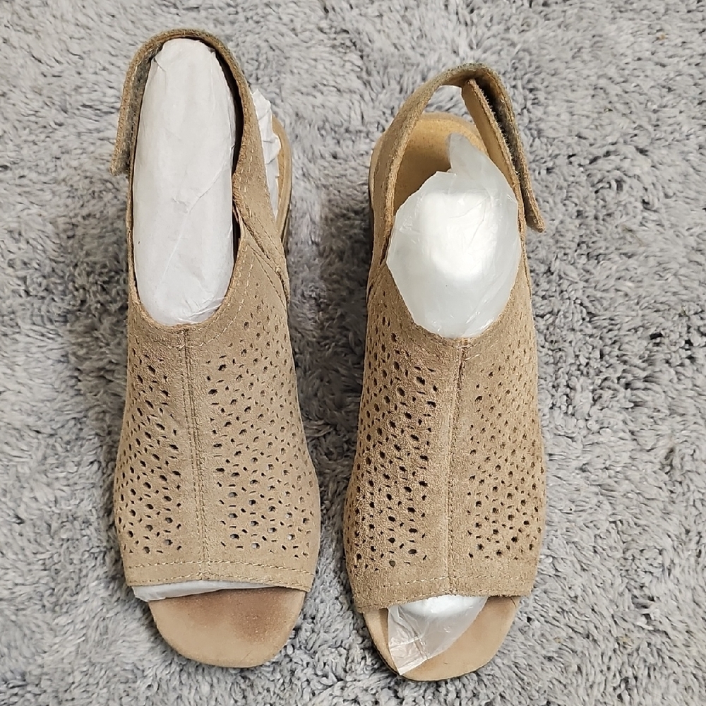 Elegant Tan Peep-Toe Mules
